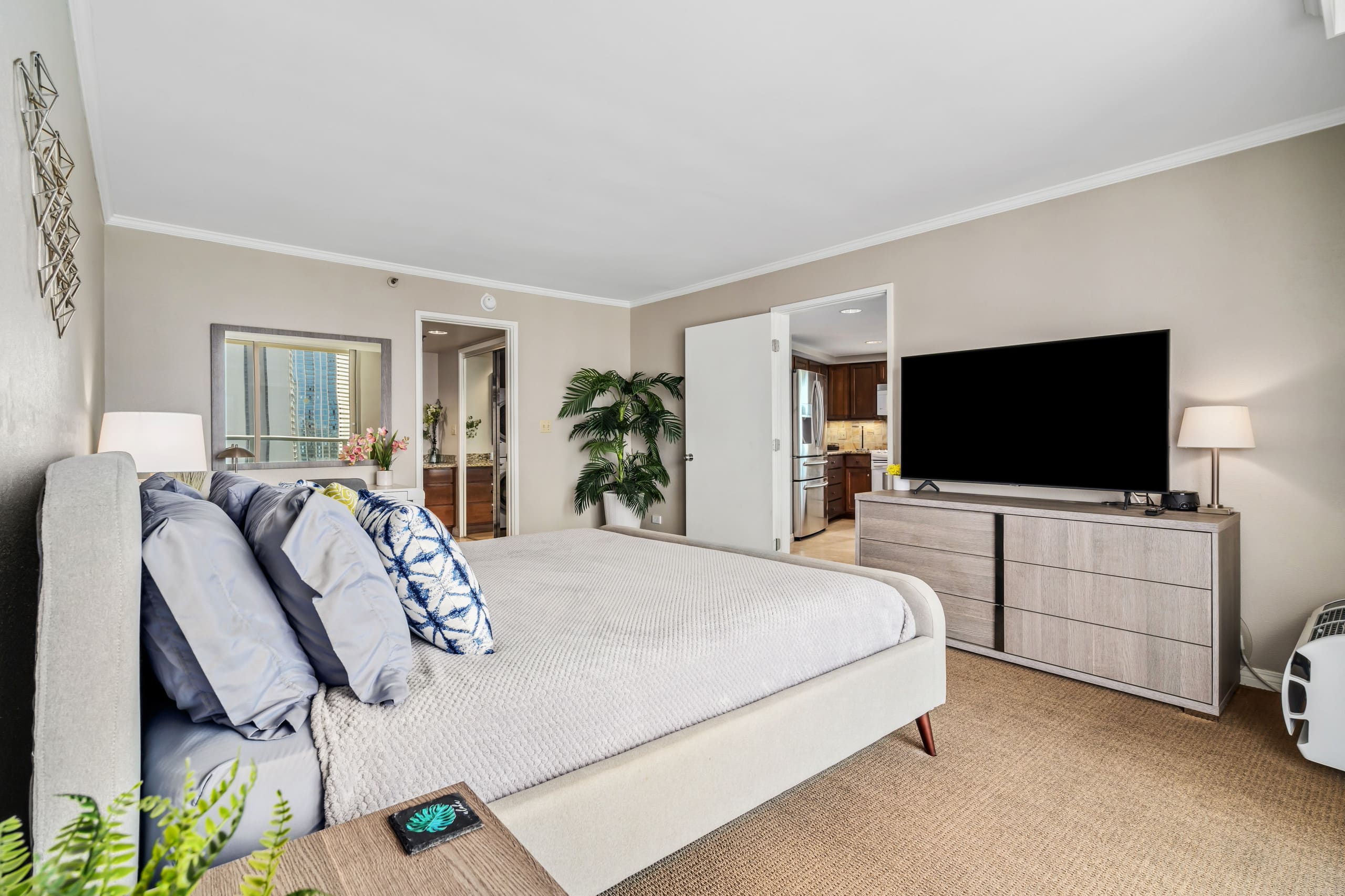 Luana Waikiki | 1 King Bed+1+Pool+Kithcen+Lanai 3x - Photo 17