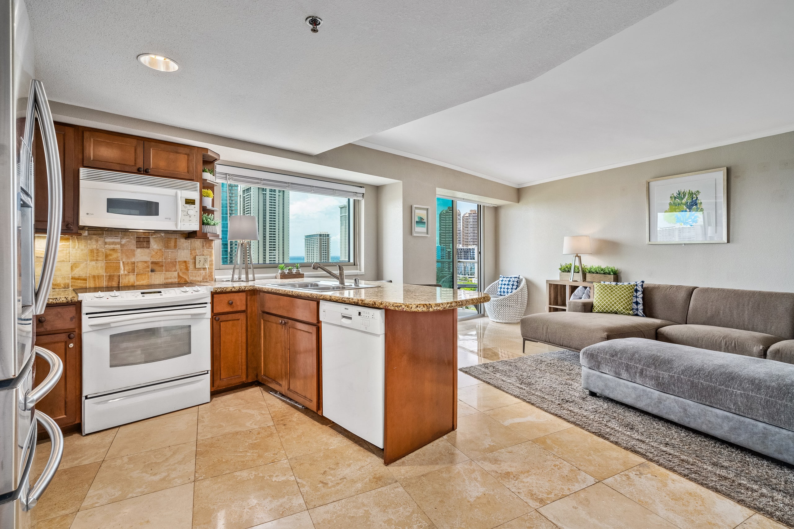 Luana Waikiki | 1 King Bed+1+Pool+Kithcen+Lanai 3x - Photo 11