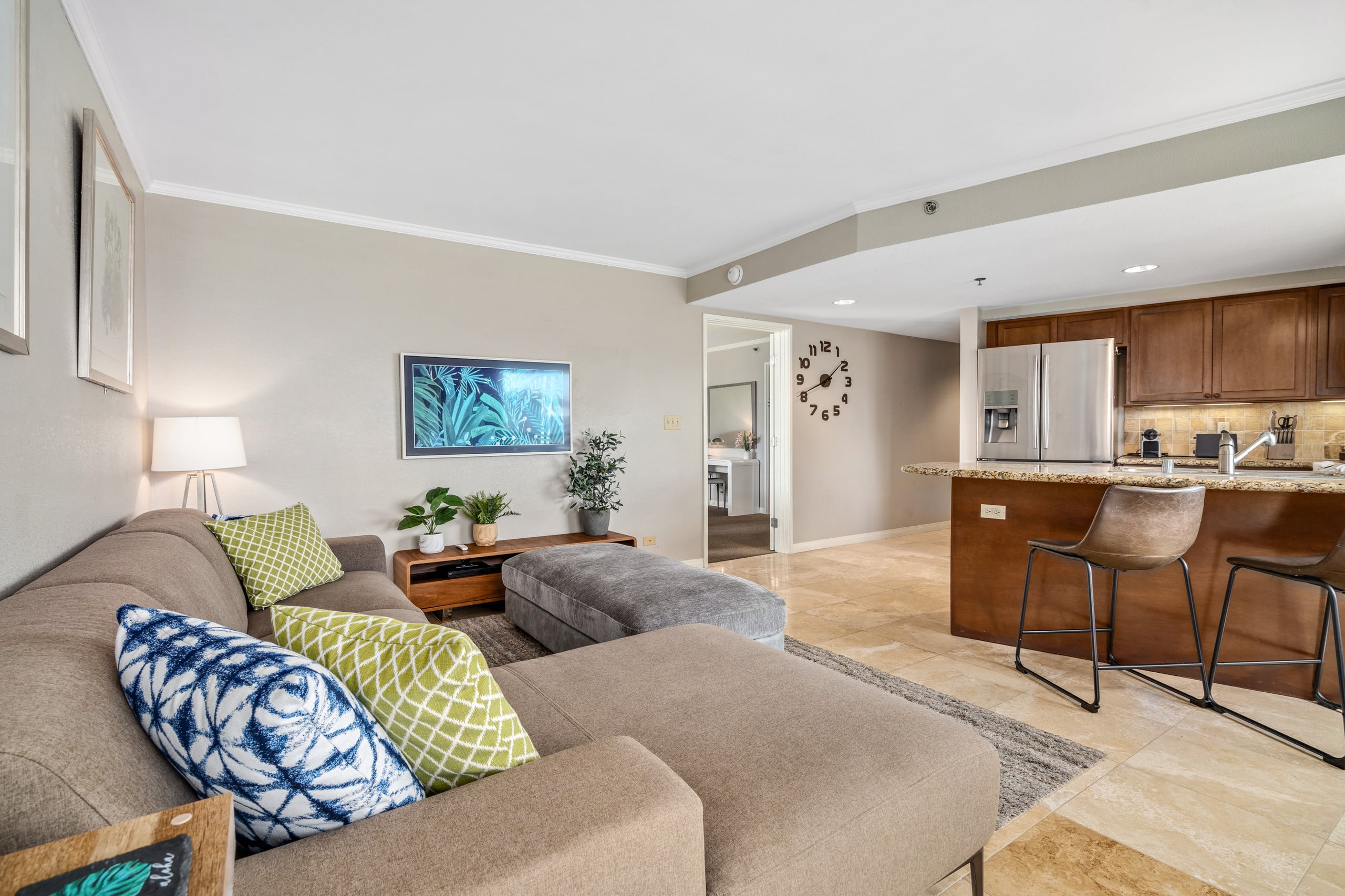Luana Waikiki | 1 King Bed+1+Pool+Kithcen+Lanai 3x - Photo 7