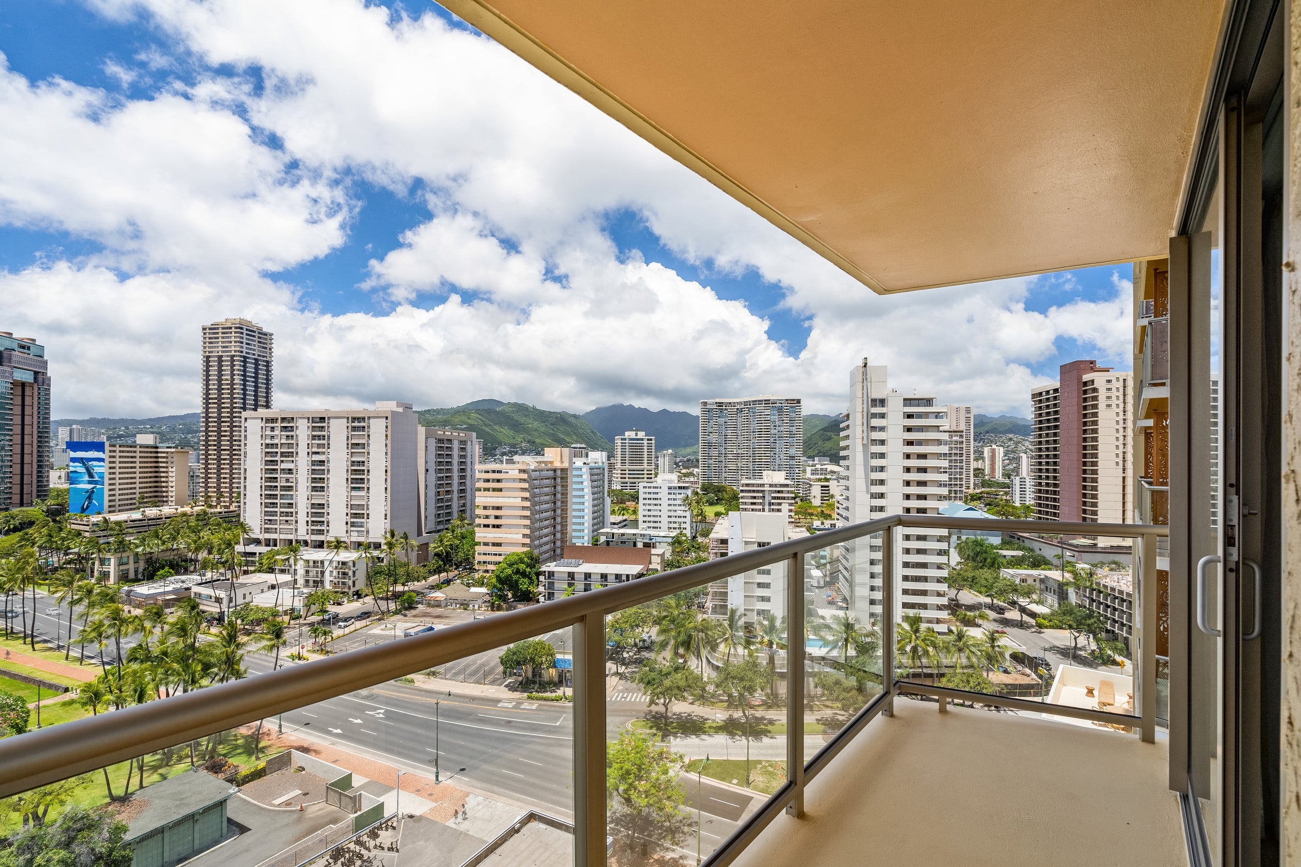 Luana Waikiki | 1 King Bed+1+Pool+Kithcen+Lanai 3x - Photo 23