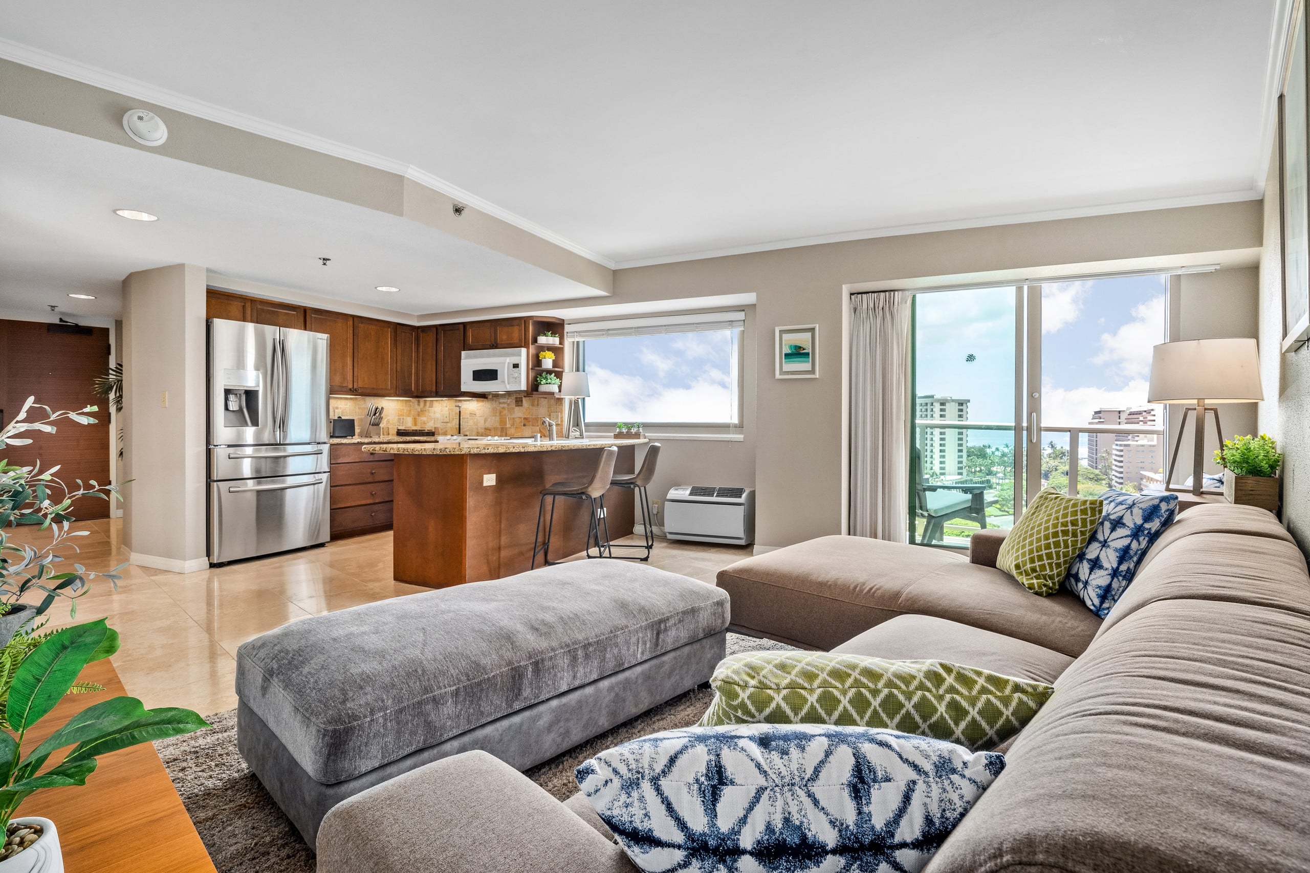 Luana Waikiki | 1 King Bed+1+Pool+Kithcen+Lanai 3x - Photo 1