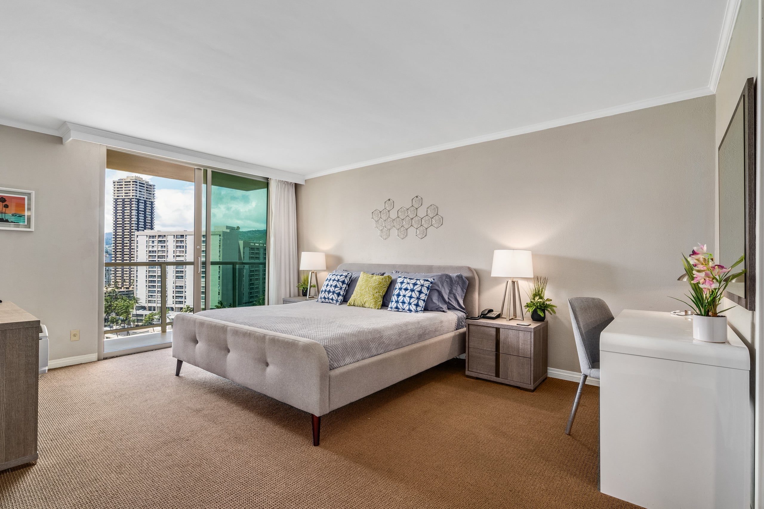 Luana Waikiki | 1 King Bed+1+Pool+Kithcen+Lanai 3x - Photo 12