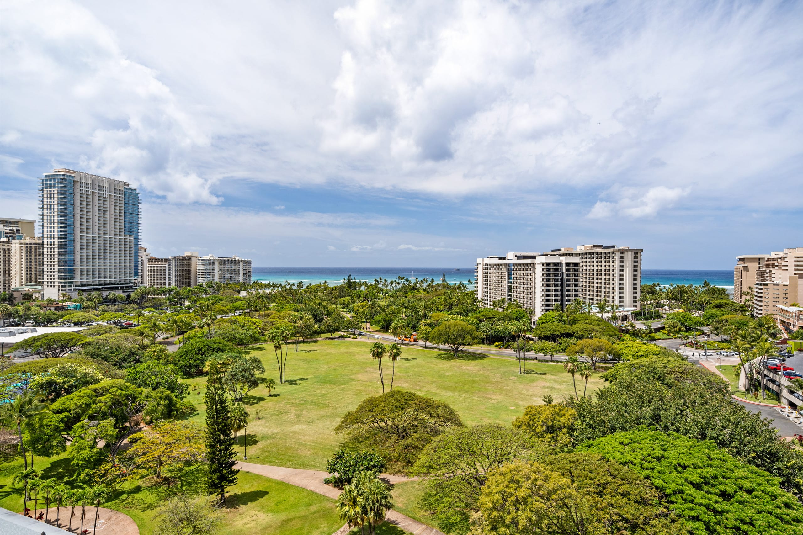 Luana Waikiki | 1 King Bed+1+Pool+Kithcen+Lanai 3x - Photo 27