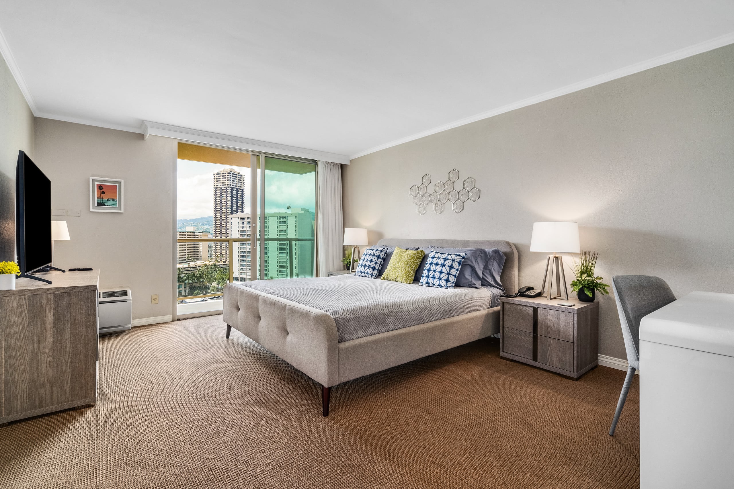 Luana Waikiki | 1 King Bed+1+Pool+Kithcen+Lanai 3x - Photo 14