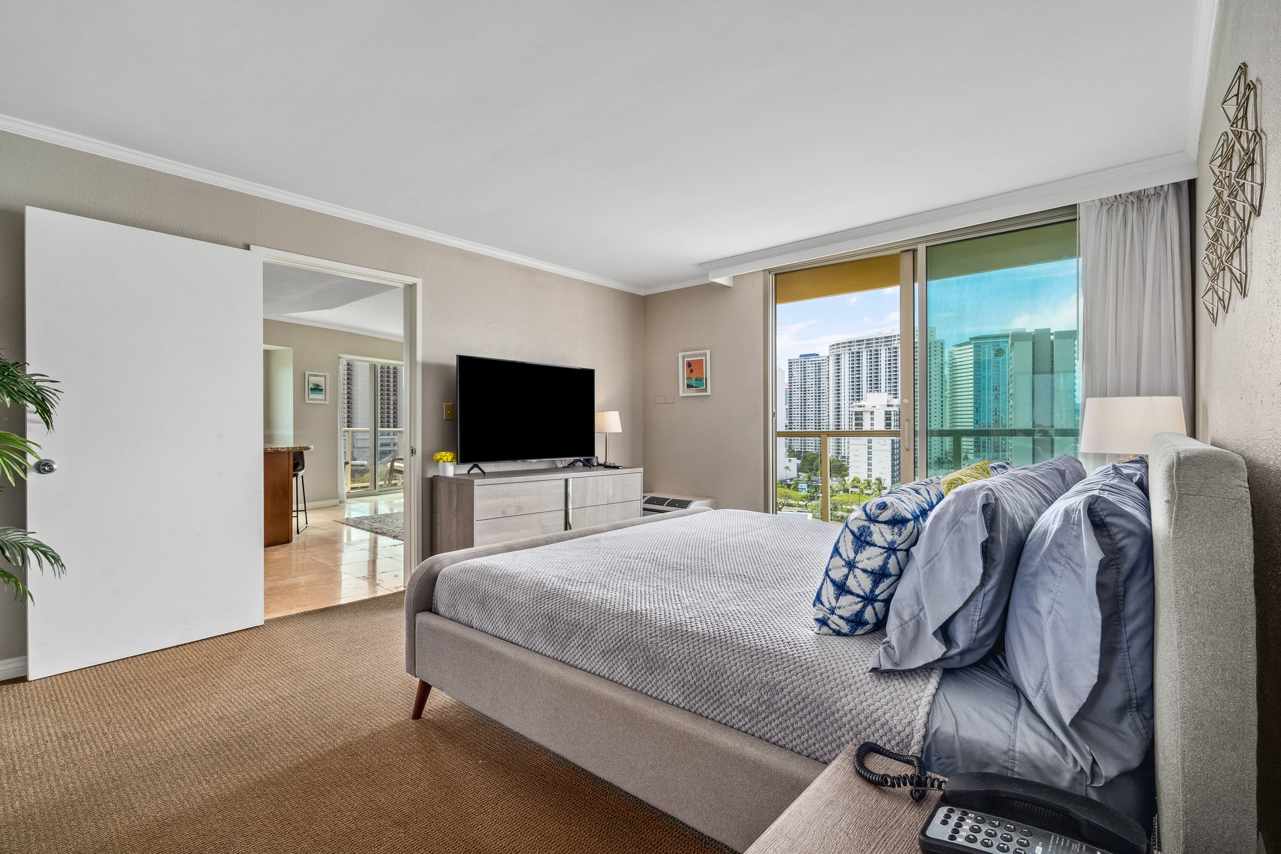 Luana Waikiki | 1 King Bed+1+Pool+Kithcen+Lanai 3x - Photo 15
