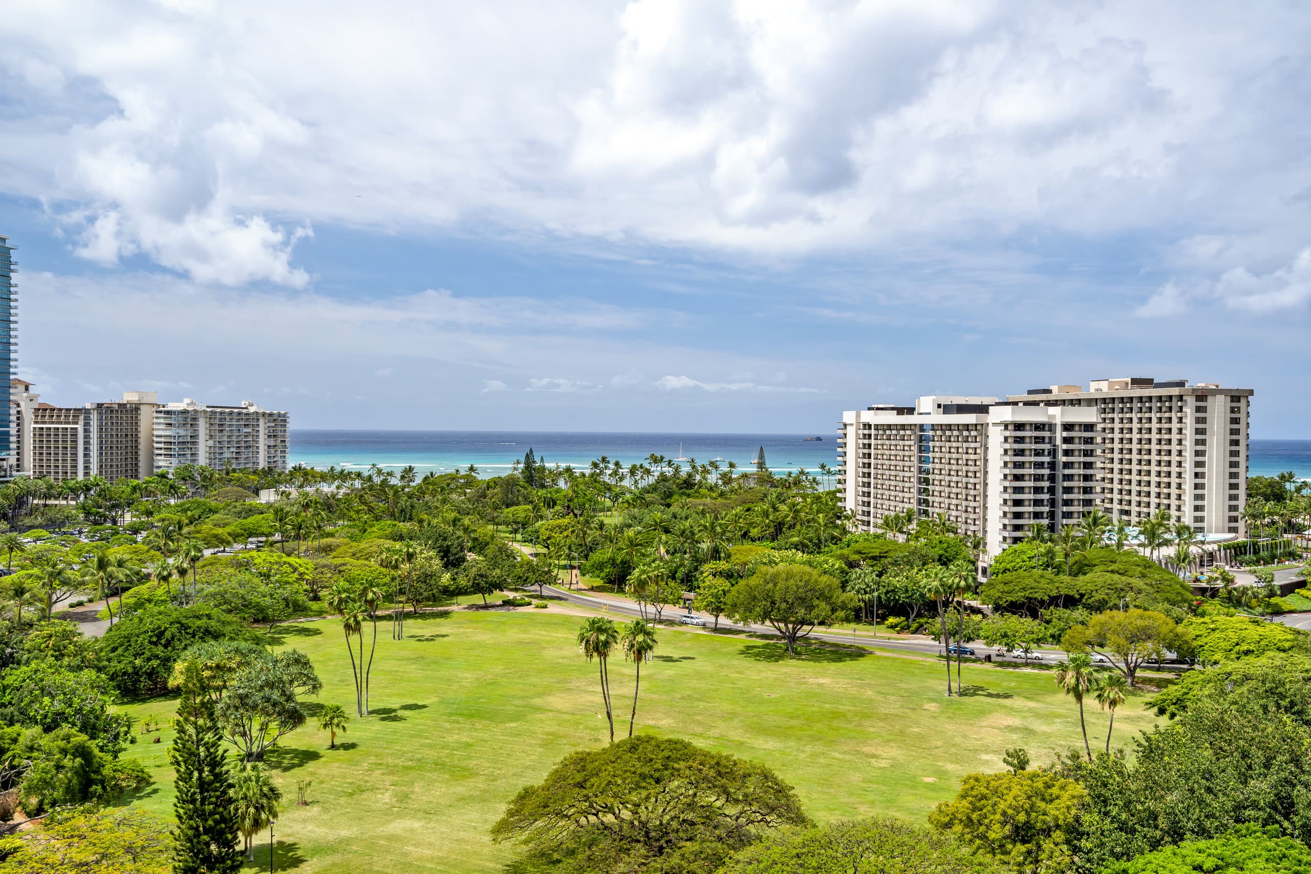 Luana Waikiki | 1 King Bed+1+Pool+Kithcen+Lanai 3x - Photo 29