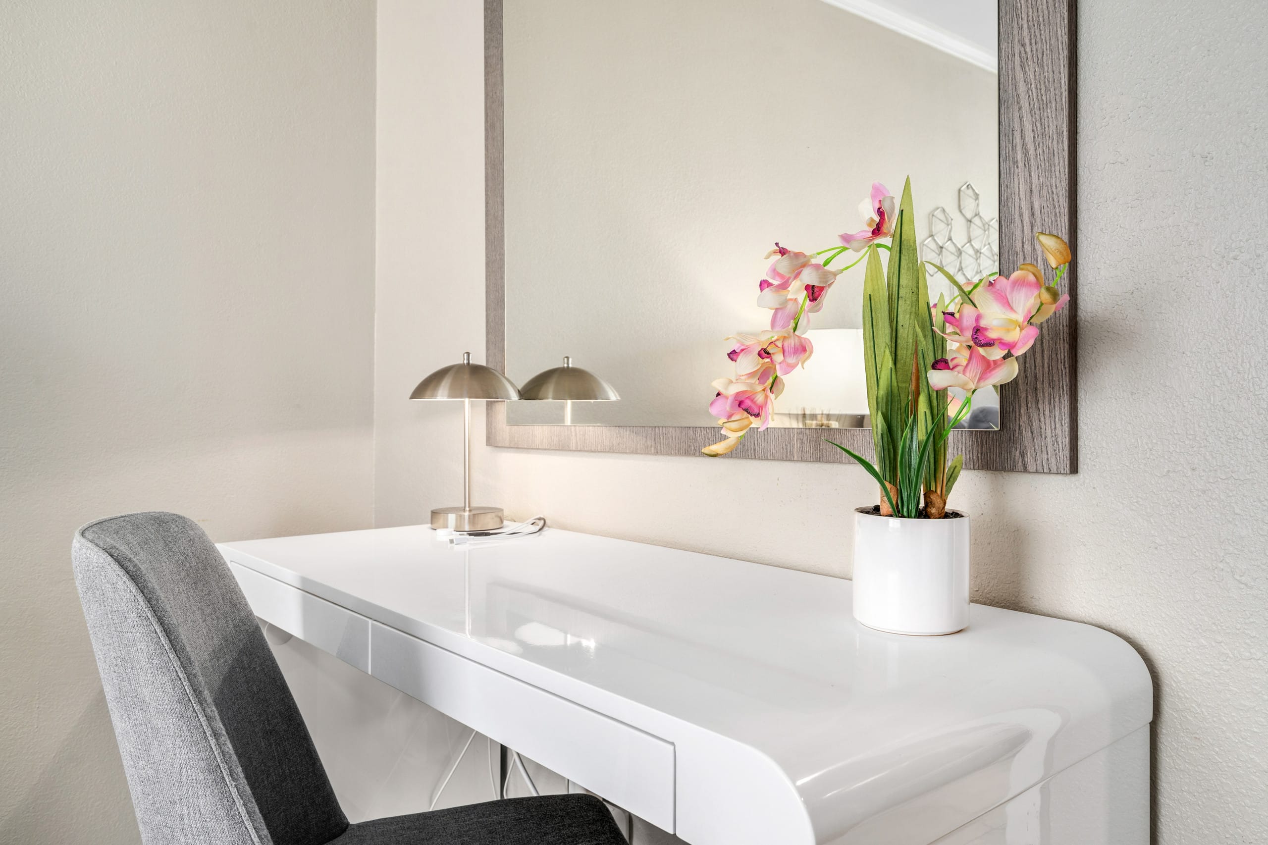 Luana Waikiki | 1 King Bed+1+Pool+Kithcen+Lanai 3x - Photo 19