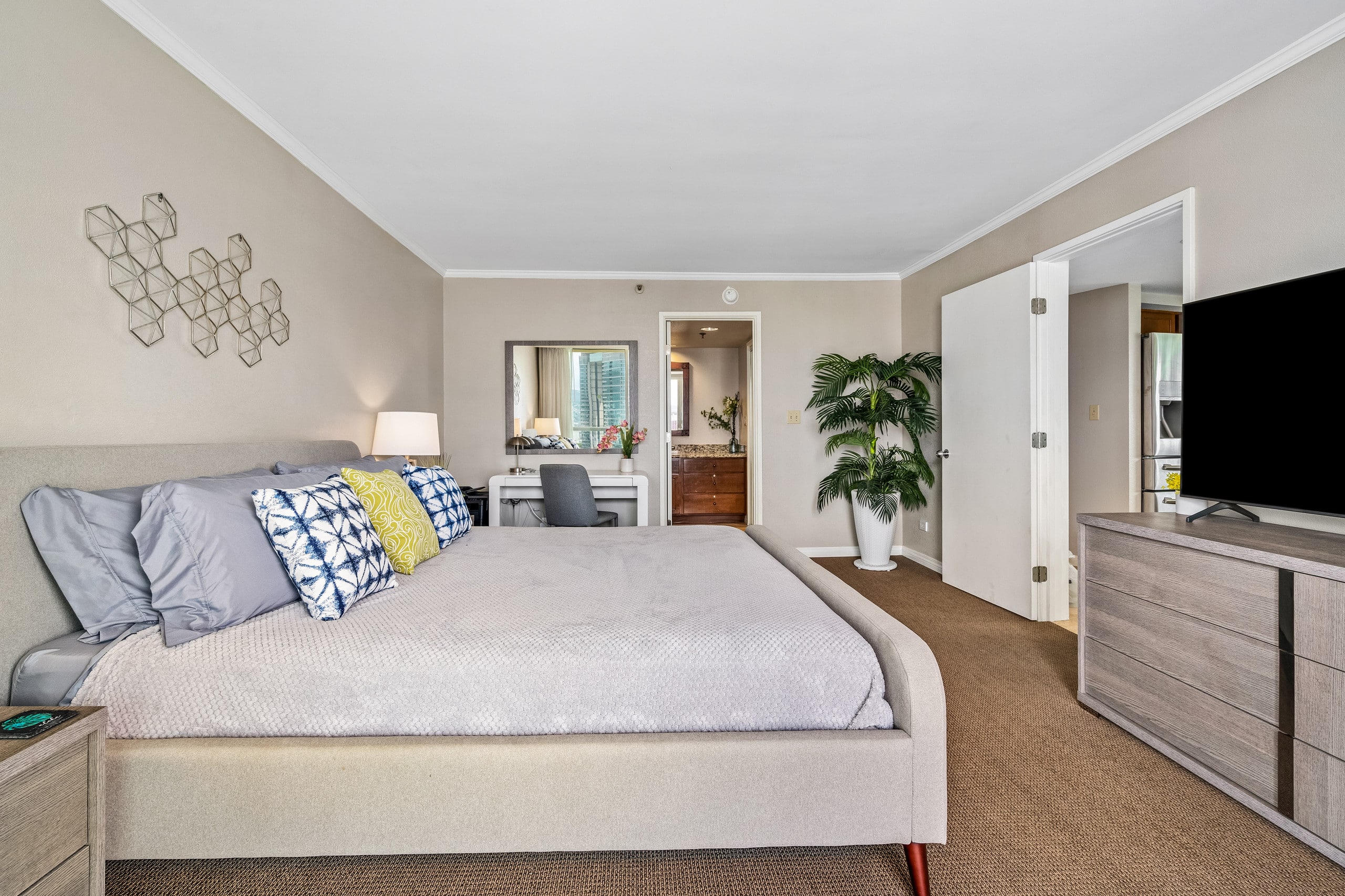 Luana Waikiki | 1 King Bed+1+Pool+Kithcen+Lanai 3x - Photo 16