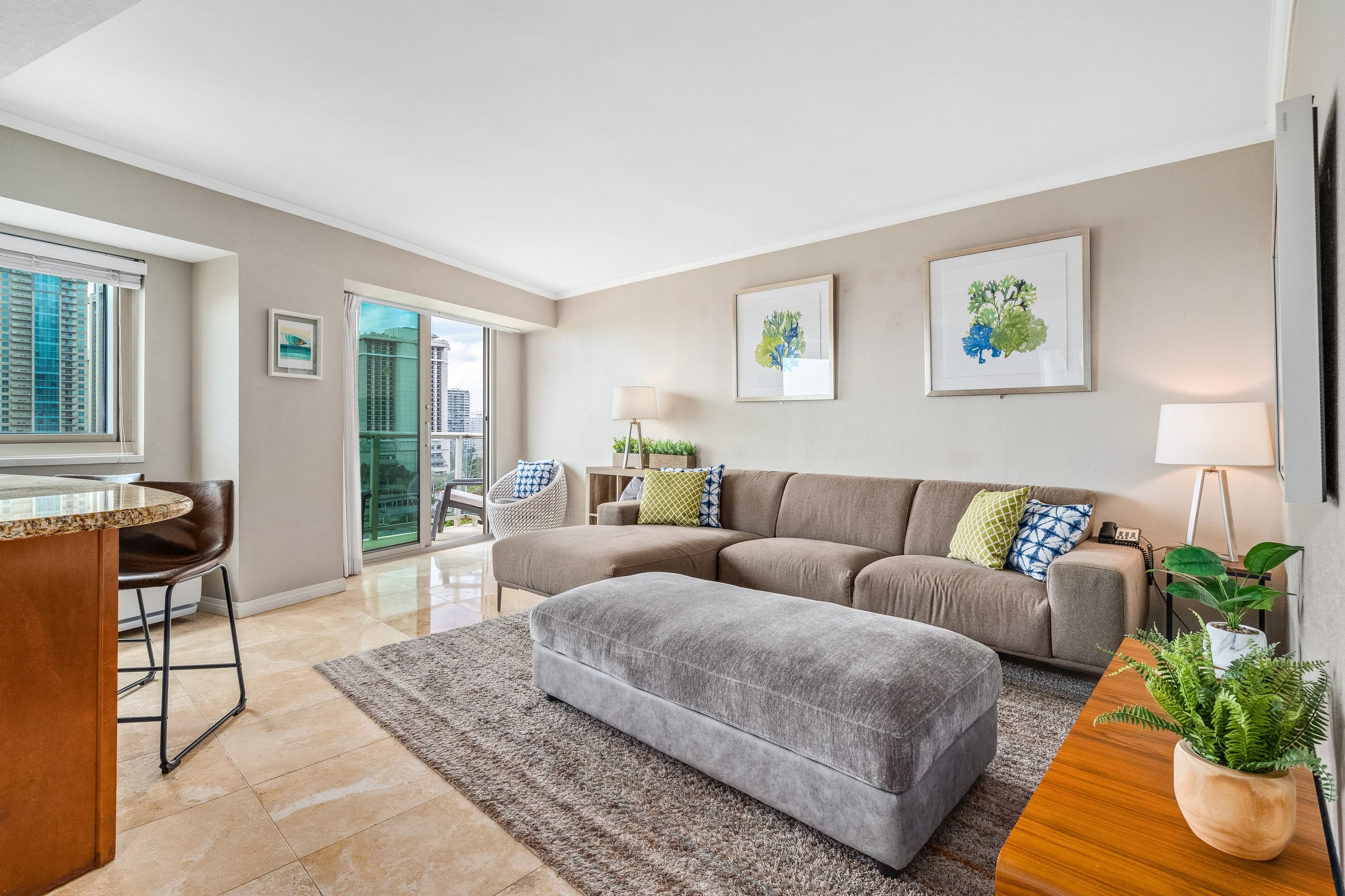 Luana Waikiki | 1 King Bed+1+Pool+Kithcen+Lanai 3x - Photo 2