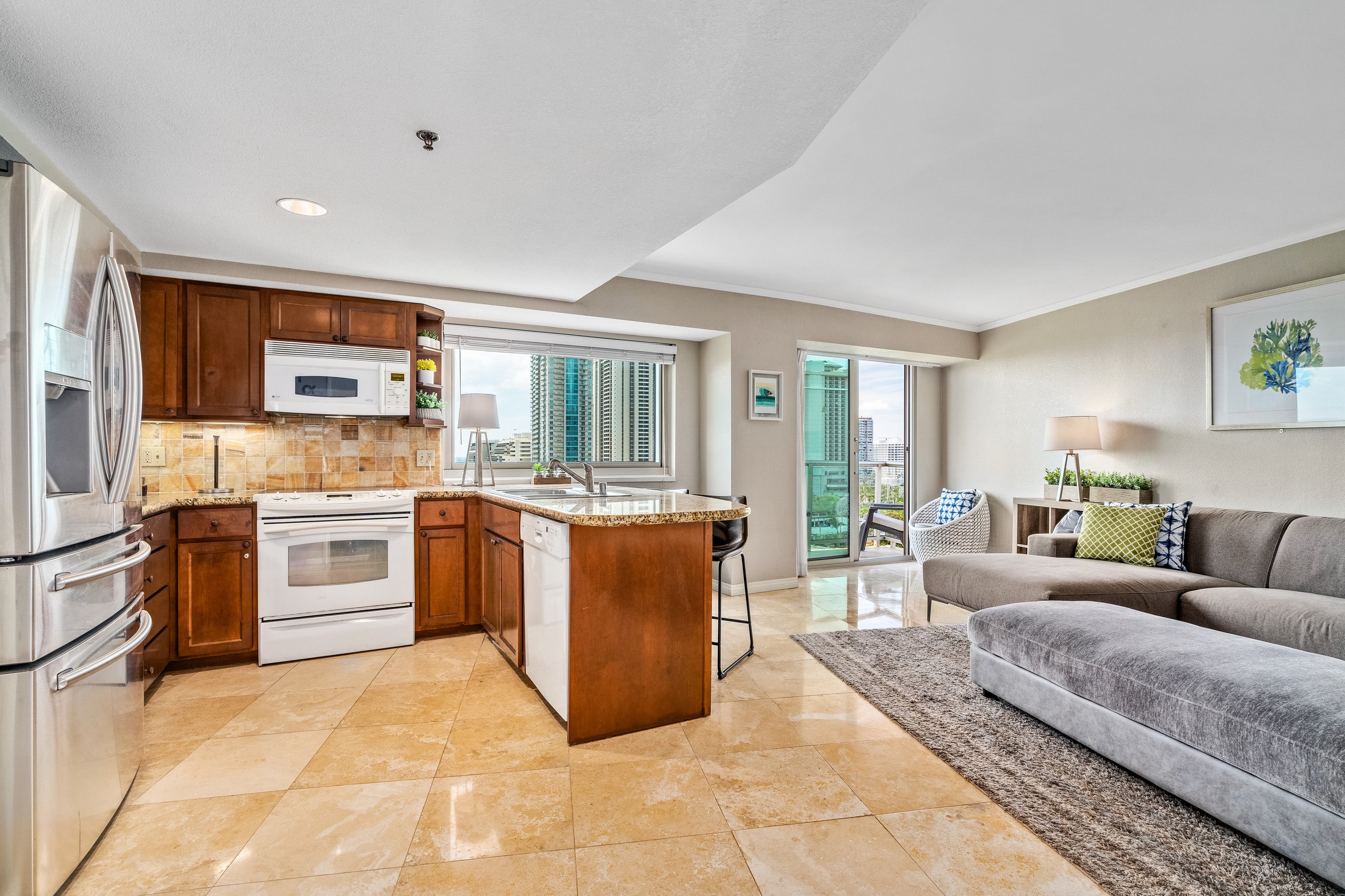 Luana Waikiki | 1 King Bed+1+Pool+Kithcen+Lanai 3x - Photo 10