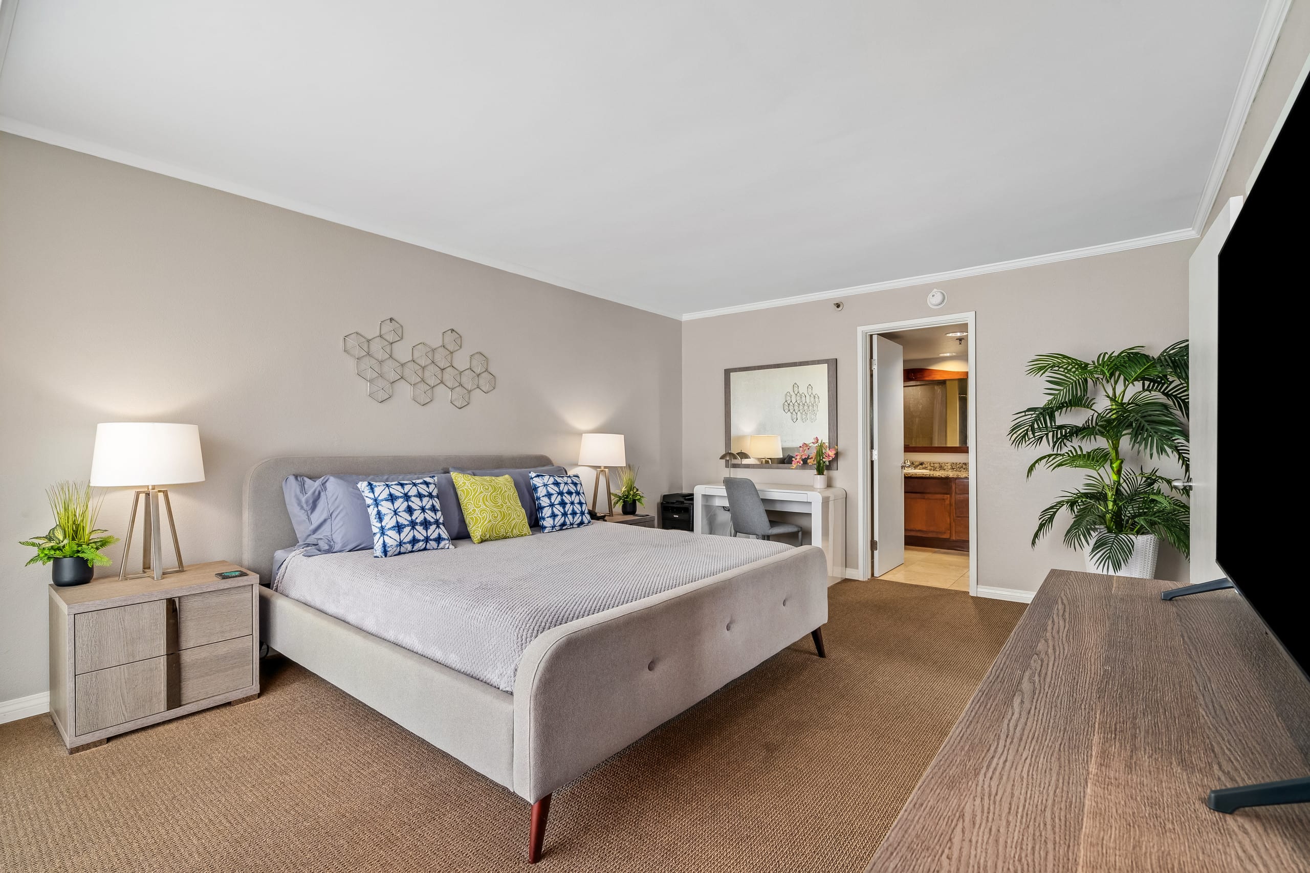 Luana Waikiki | 1 King Bed+1+Pool+Kithcen+Lanai 3x - Photo 18