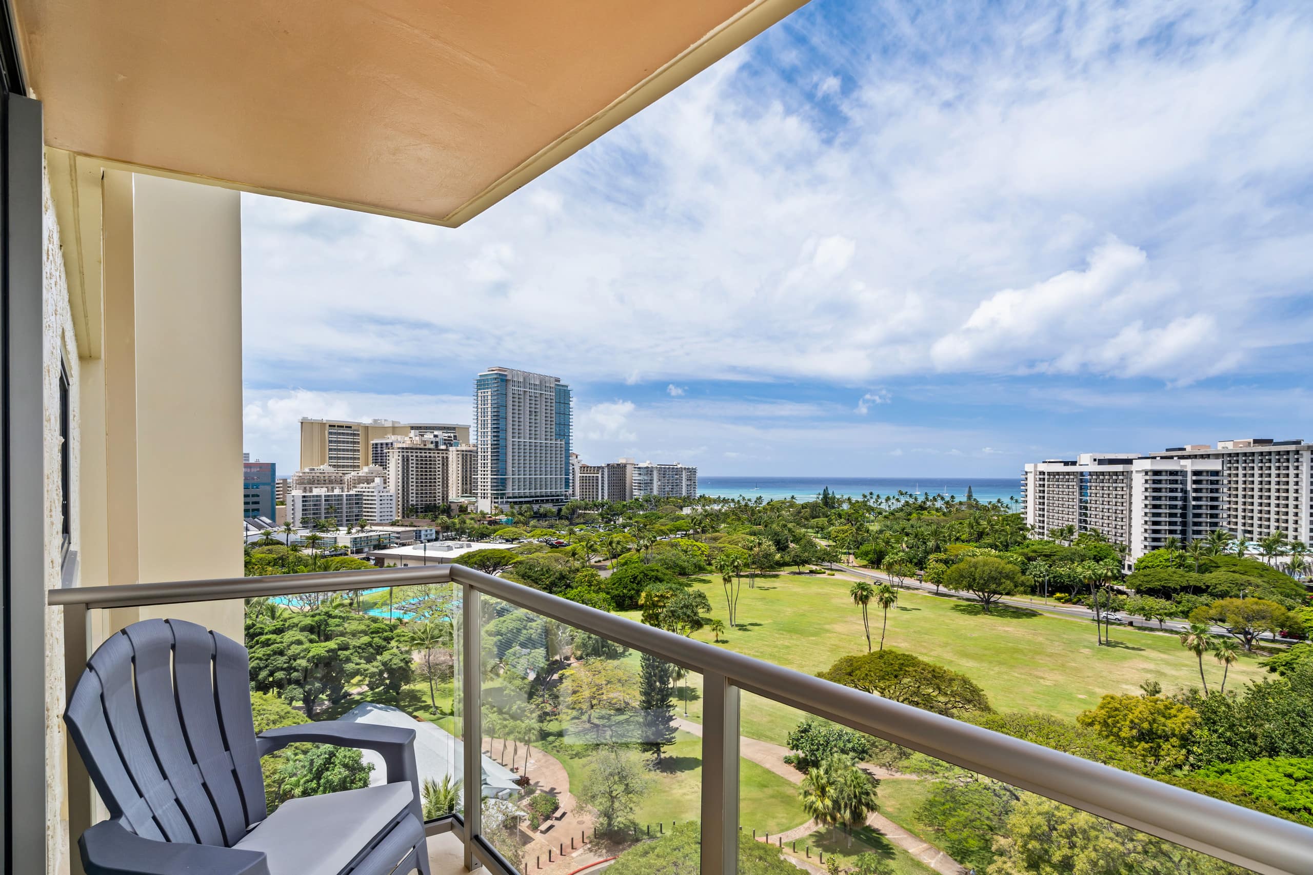 Luana Waikiki | 1 King Bed+1+Pool+Kithcen+Lanai 3x - Photo 25