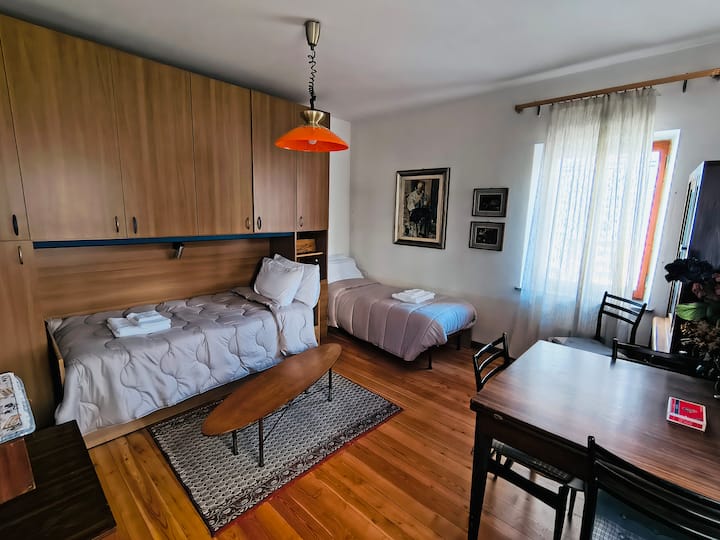 Camas individuales cómodas con una almohada básica y una almohada de espuma viscoelástica para garantizar un buen descanso nocturno