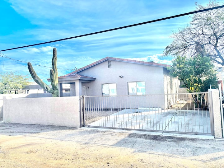 Prime Tucson Location Home Just Outside Downtown - Tucson, AZ