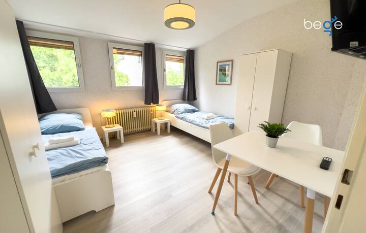 غرفة نوم 5 بسريرين مفردين ومنطقة جلوس وتلفزيون ذكي 