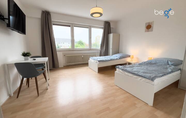 غرفة نوم 2 بسريرين مفردين ومنطقة جلوس وتلفزيون ذكي 