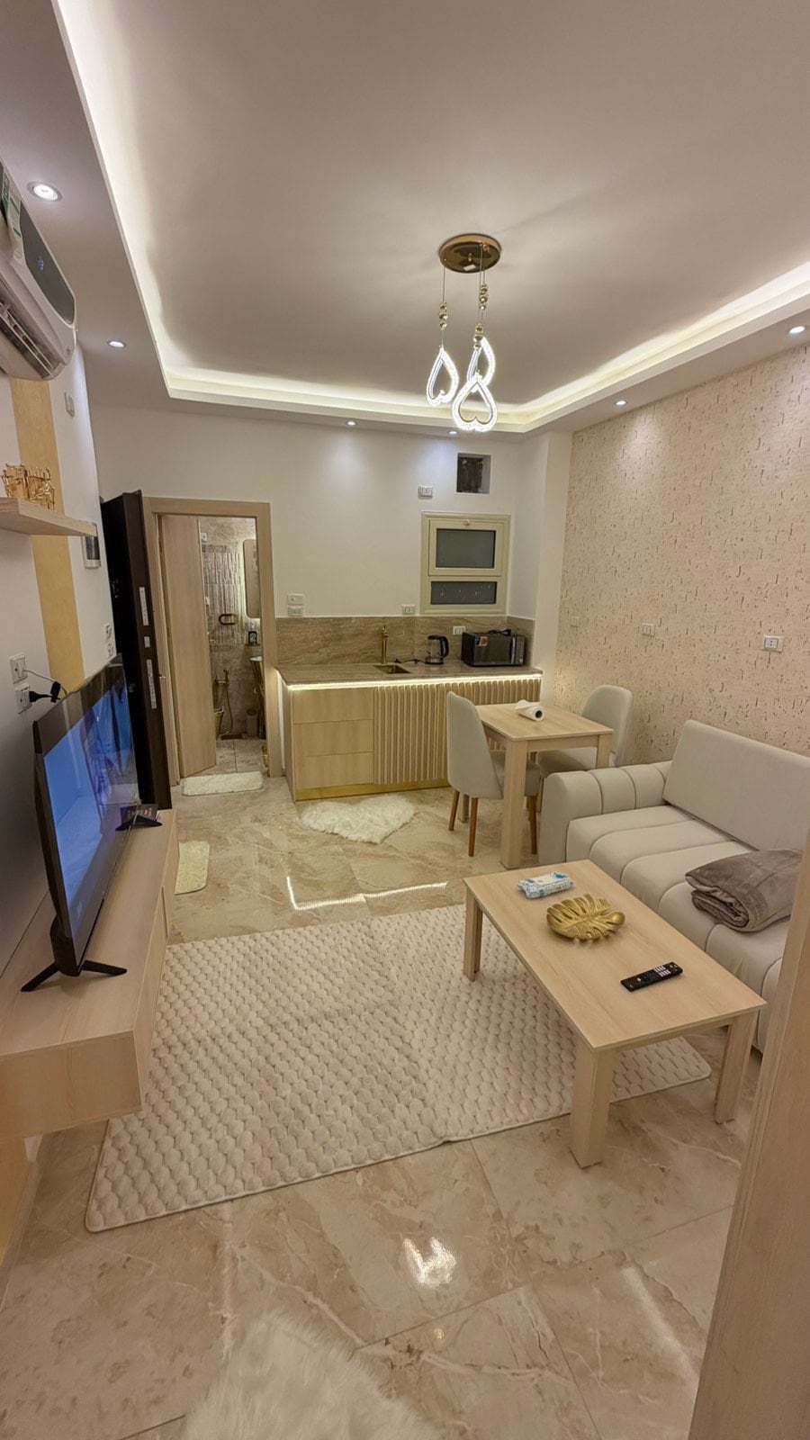 Golden Heart Flat - living