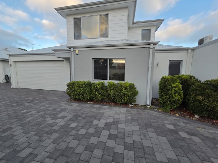 Cozy Retreat - 3 Bedroom House - Kingsley