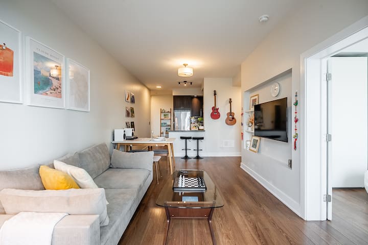 Luxury & Spacious Condo Steps From Yorkville - Toronto