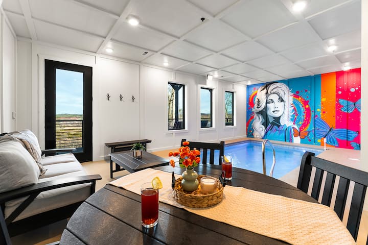 Luxe Mountain Retreat: Indoor Pool & Iconic Views - Sevierville, TN