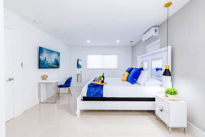 חדר שינה ראשי עם מיטת קינג סייז, מצעים נעימים וכריות. כולל שתי שידות ליד המיטה עם מנורות, טלוויזיה ואזור שולחן כתיבה - מושלם כדי להירגע או לעבוד בנוחות.
