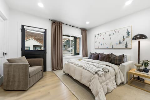 Top performing Airbnb: 4 Min Walk to Town Lift | Sauna+Hot Tub | Luxe 2BR in Park City