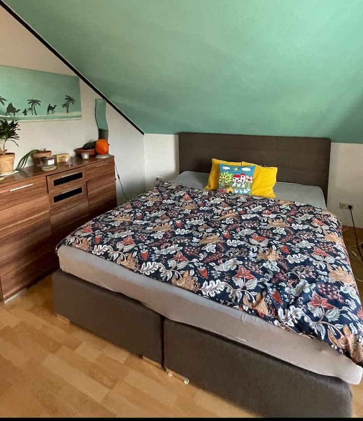 2-zimmer-wohnung Mit Schreibtisch Zum Arbeiten - Bayreuth