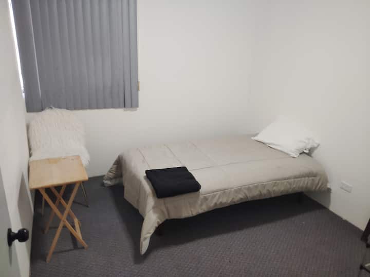 Малък разтегателен диван за 1 човек 

Малък разтегателен диван за 1 човек