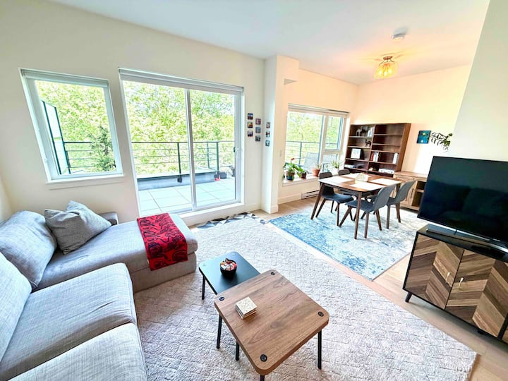 Top Floor 2br/2ba • Patio Views • Walk To Skytrain - Vancouver
