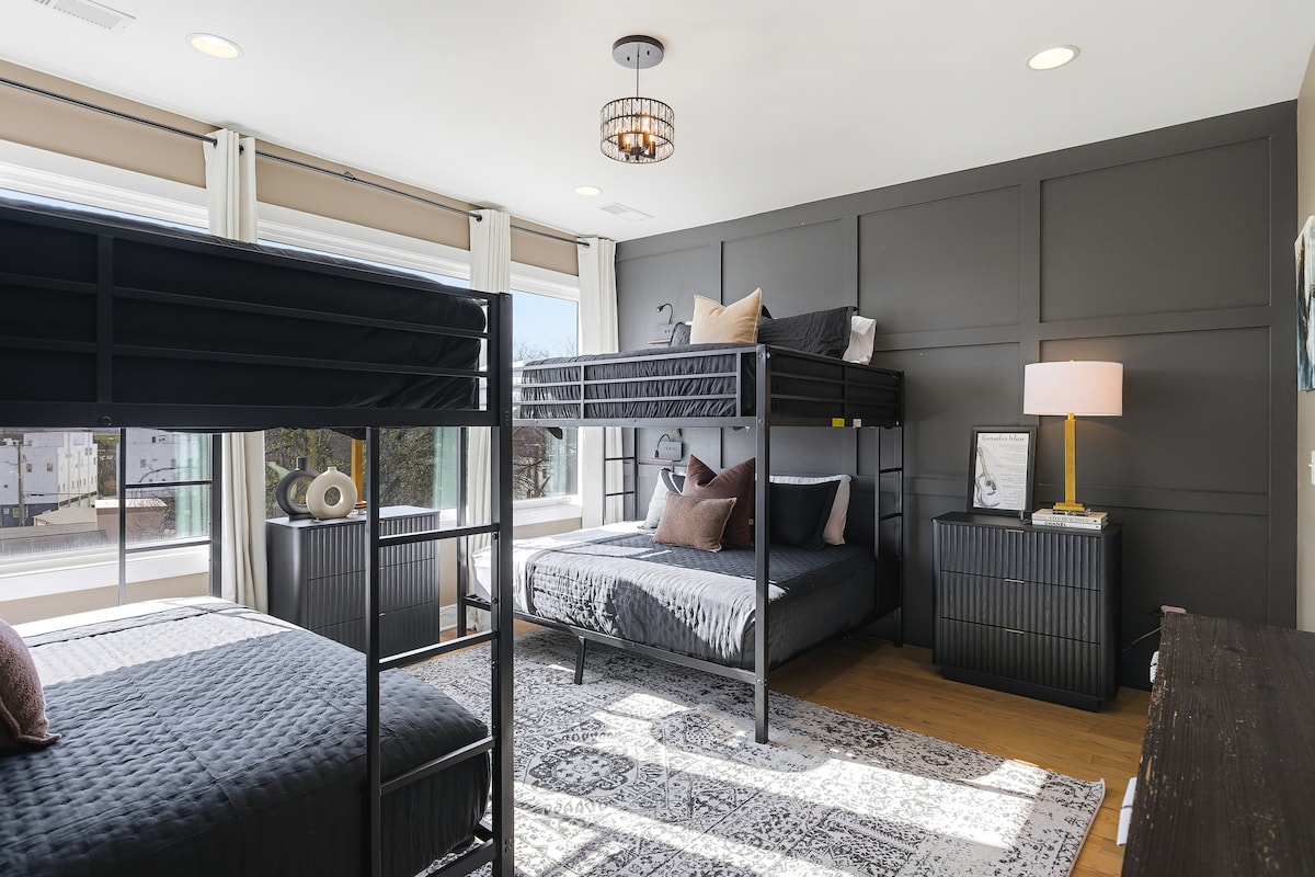 2 literas tamaño queen sobre queen más dos camas plegables individuales. Cortinas para oscurecer la habitación, TV inteligente y un baño de tamaño completo adjunto. Ubicado en el tercer piso.