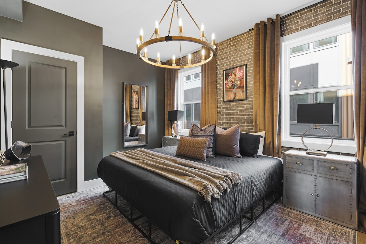 Dormitorio principal con cama tamaño king, vestidor, persianas oscuras, televisor inteligente, armario y baño privado. Ubicado en el segundo piso.