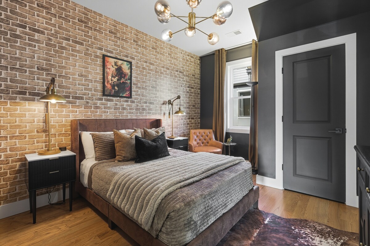 Dormitorio 2 con cama matrimonial, vestidor, persianas oscuras, televisor inteligente y baño privado. Ubicado en el tercer piso.