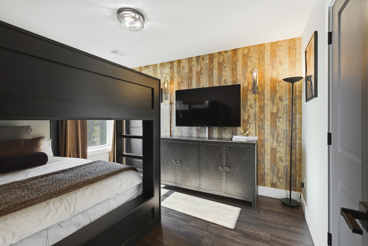 Litera queen sobre queen, persianas para oscurecer la habitación, almacenamiento, TV inteligente y baño de tamaño completo adjunto. Ubicado en el nivel de entrada/primer piso.