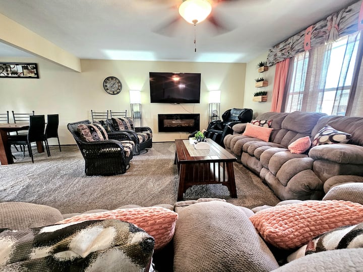 Spacious Family Getaway • Hot Tub • Parks & Trails - Golden, CO