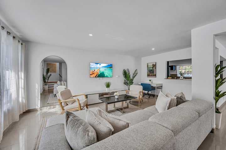 The Blue Heaven -Private Pool Hideaway- Sleeps 11 - North Miami, FL