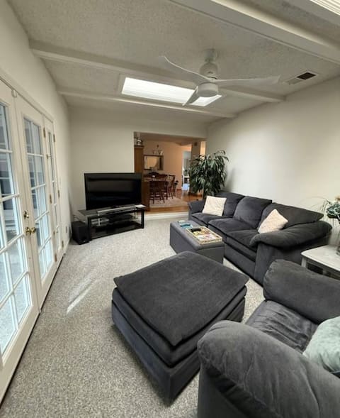 Top Airbnb: Style and Convenience in charming Fremont home in Fremont