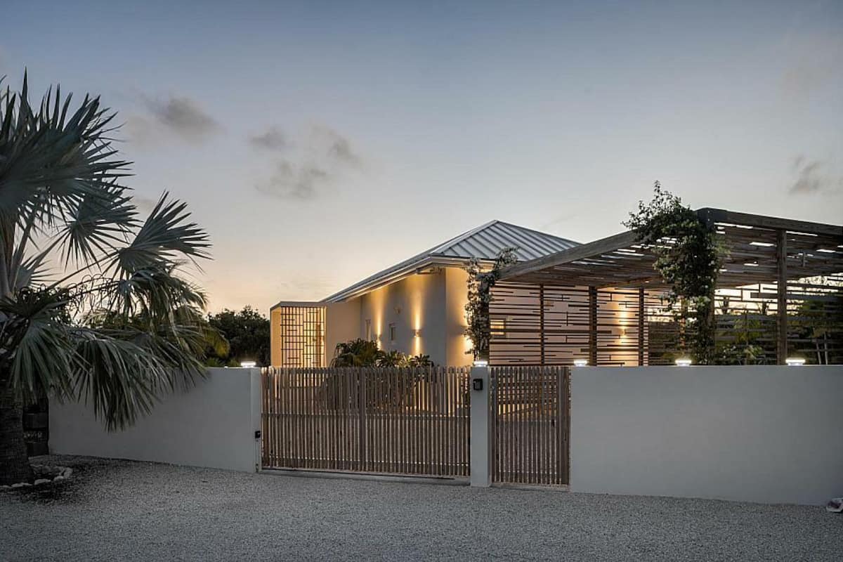 Coral Villas: 3-Bedroom Villa with Beach Access