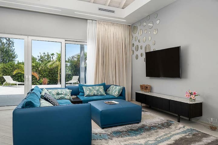 Coral Villas: 3-Bedroom Villa with Beach Access
