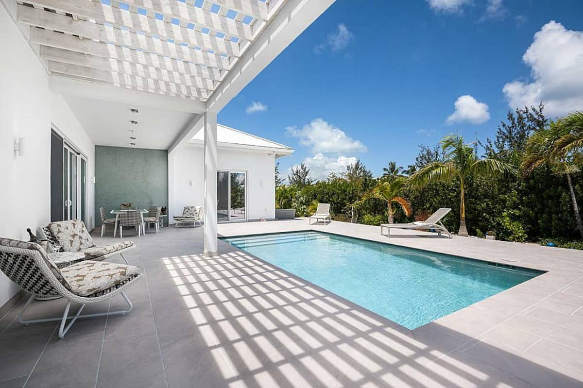 Coral Villas: 3-Bedroom Villa with Beach Access