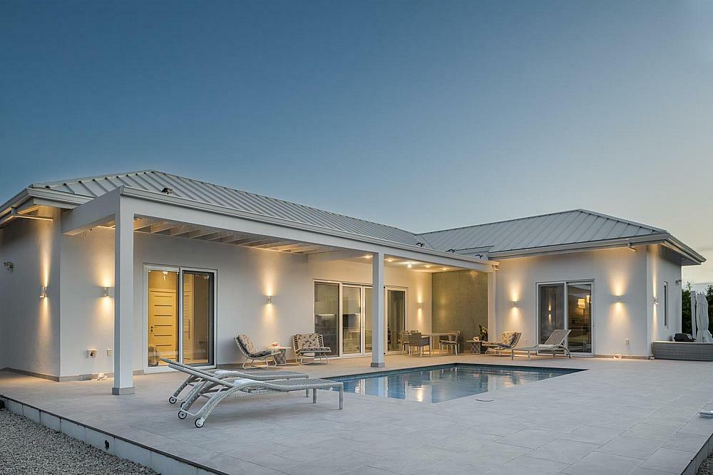 Coral Villas: 3-Bedroom Villa with Beach Access