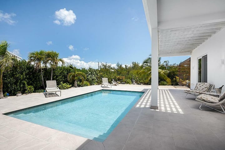 Coral Villas: 3-Bedroom Villa with Beach Access