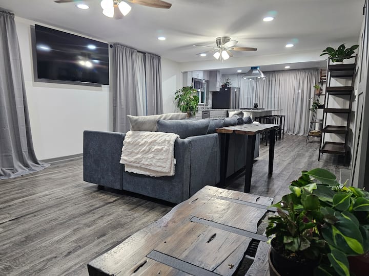 Perfect Kc Getaway | Porch, Parking & Comfort - Riverside, MO