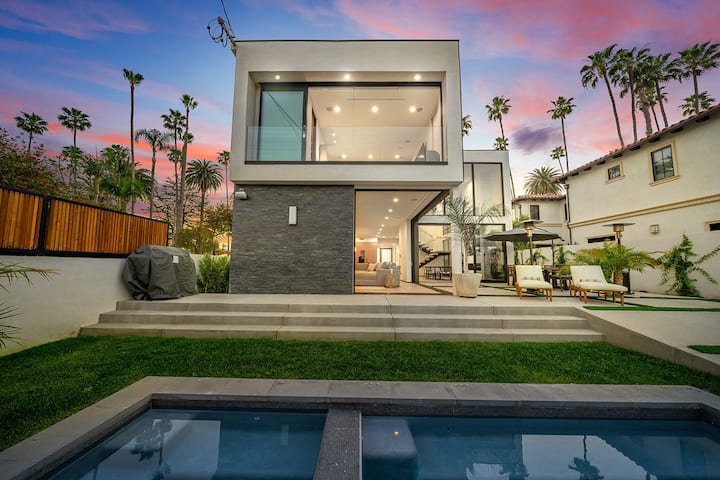 Luxury Beverly Hills Oasis: Pool, Spa & Views - Beverly Hills, CA