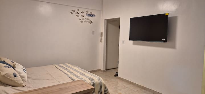 מקום פשוט ונוח עם עיצוב חוף חם, כדי להירגע.
טלוויזיה חכמה 50אינץ '
