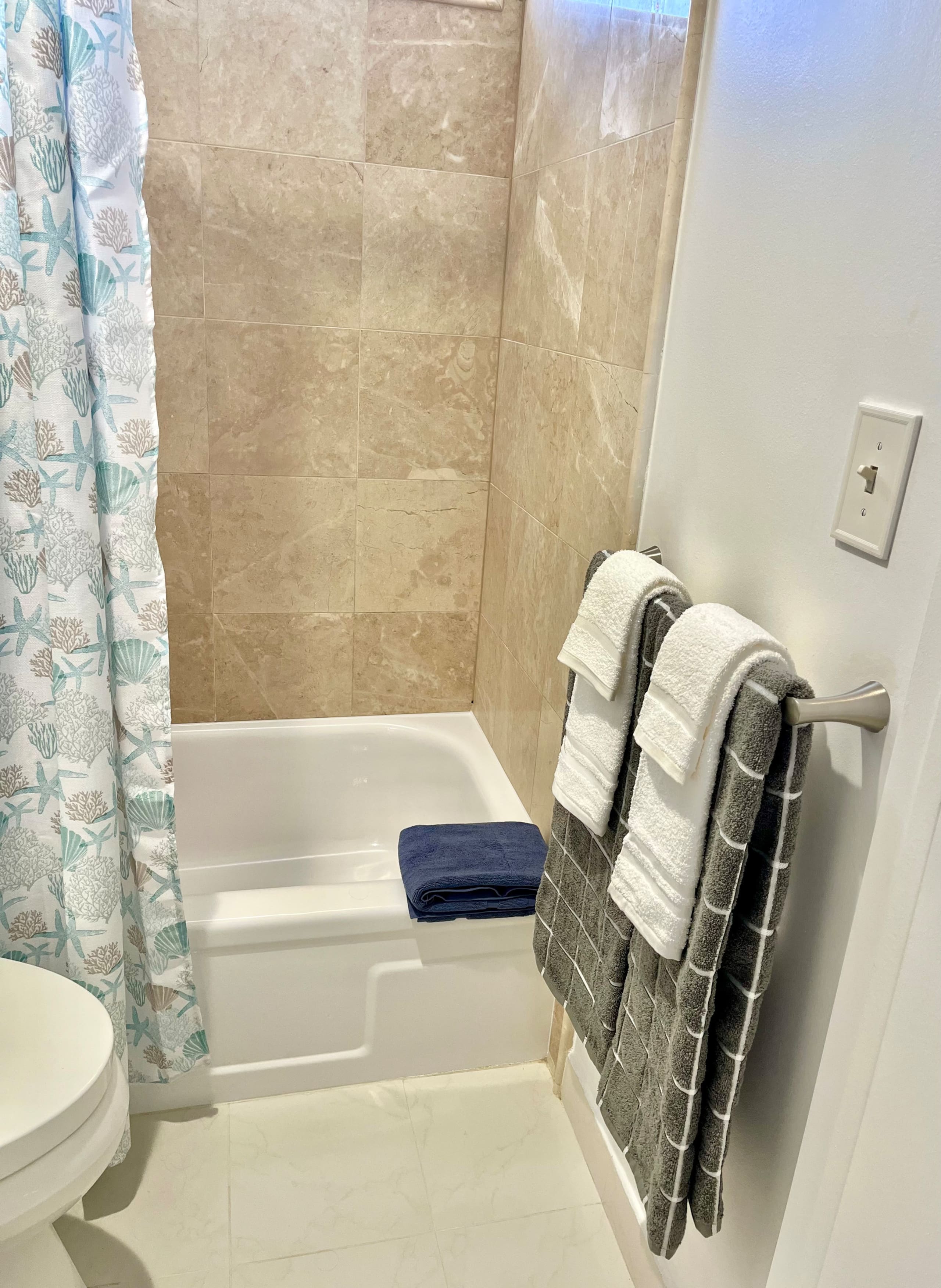 Corner Condo | Near Waikiki Beach | Free Parking - Image 26