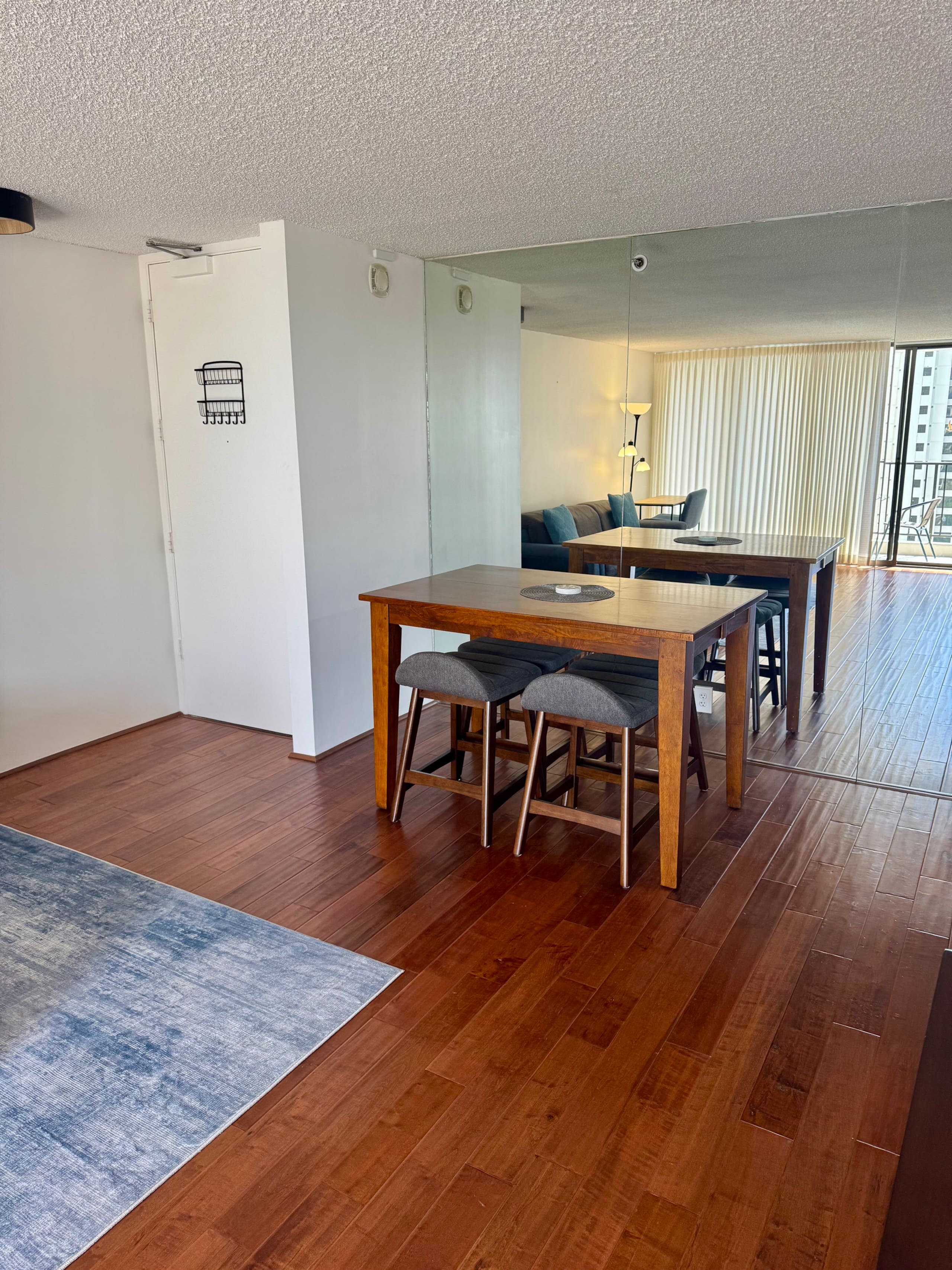 Corner Condo | Near Waikiki Beach | Free Parking - Image 16