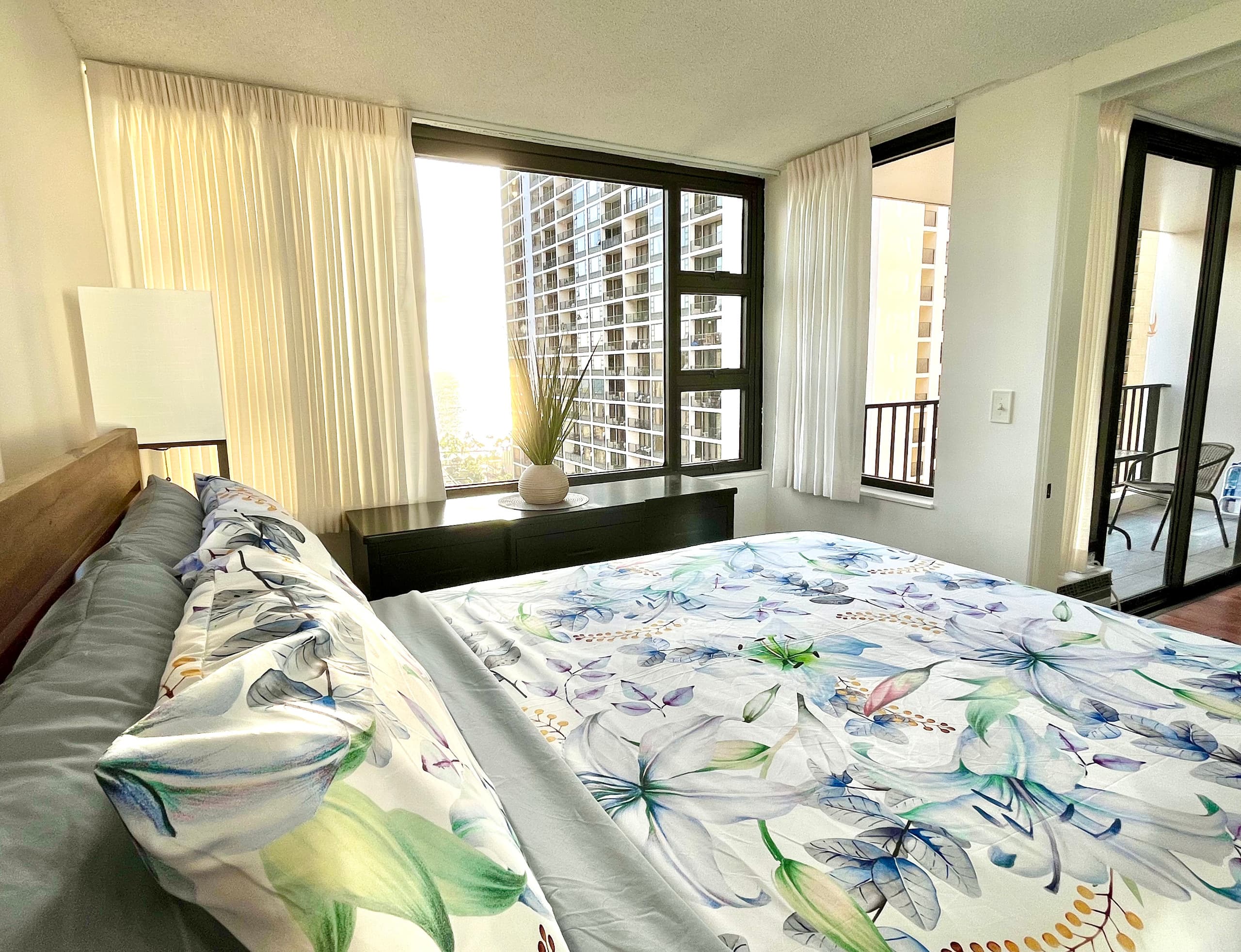 Corner Condo | Near Waikiki Beach | Free Parking - Image 19