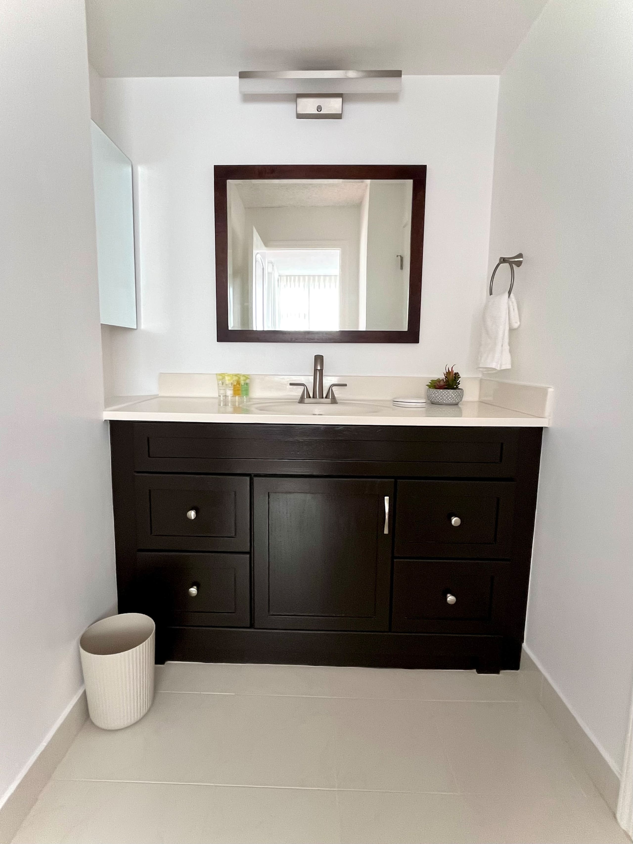 Corner Condo | Near Waikiki Beach | Free Parking - Image 27