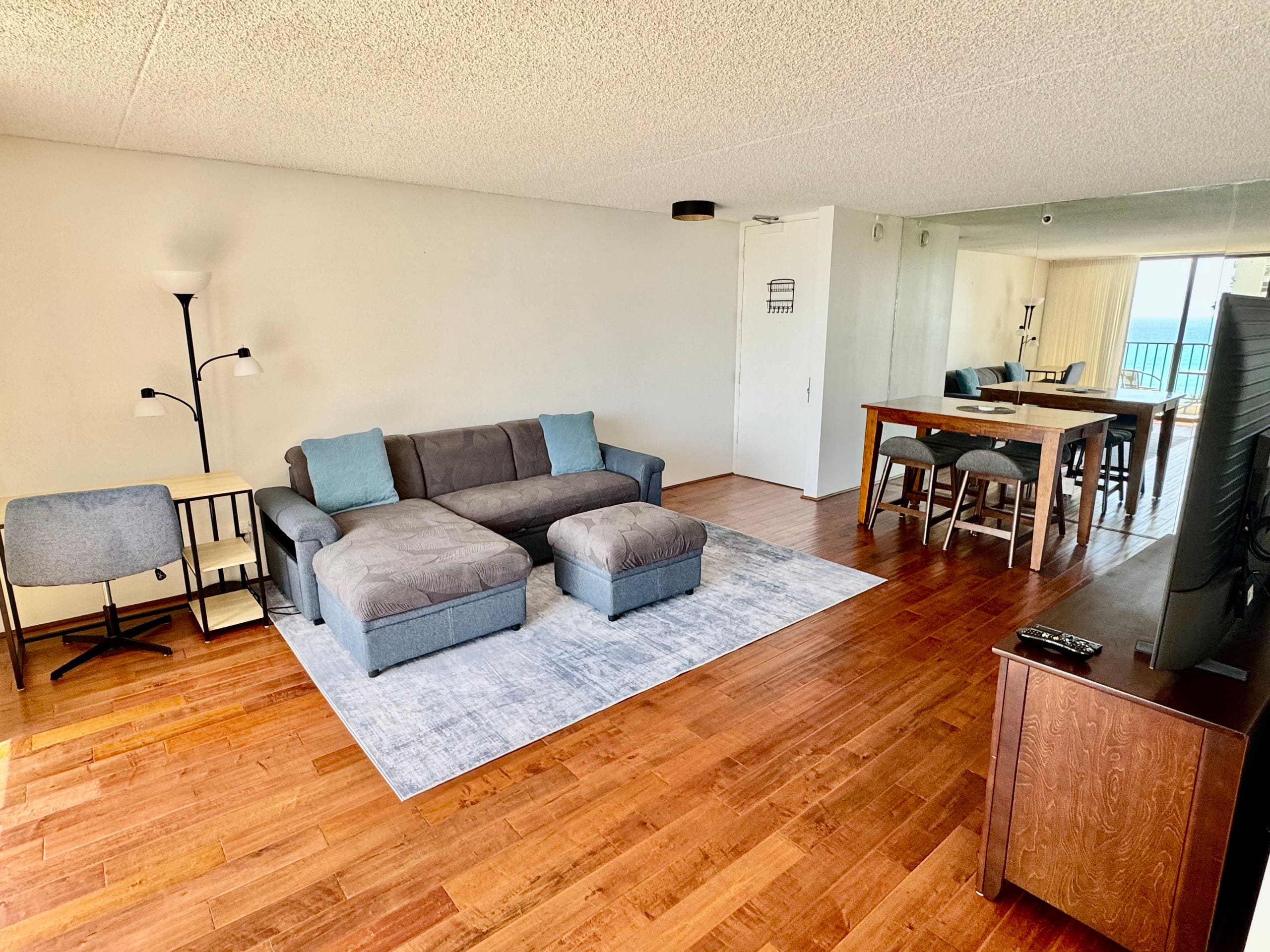 Corner Condo | Near Waikiki Beach | Free Parking - Image 5
