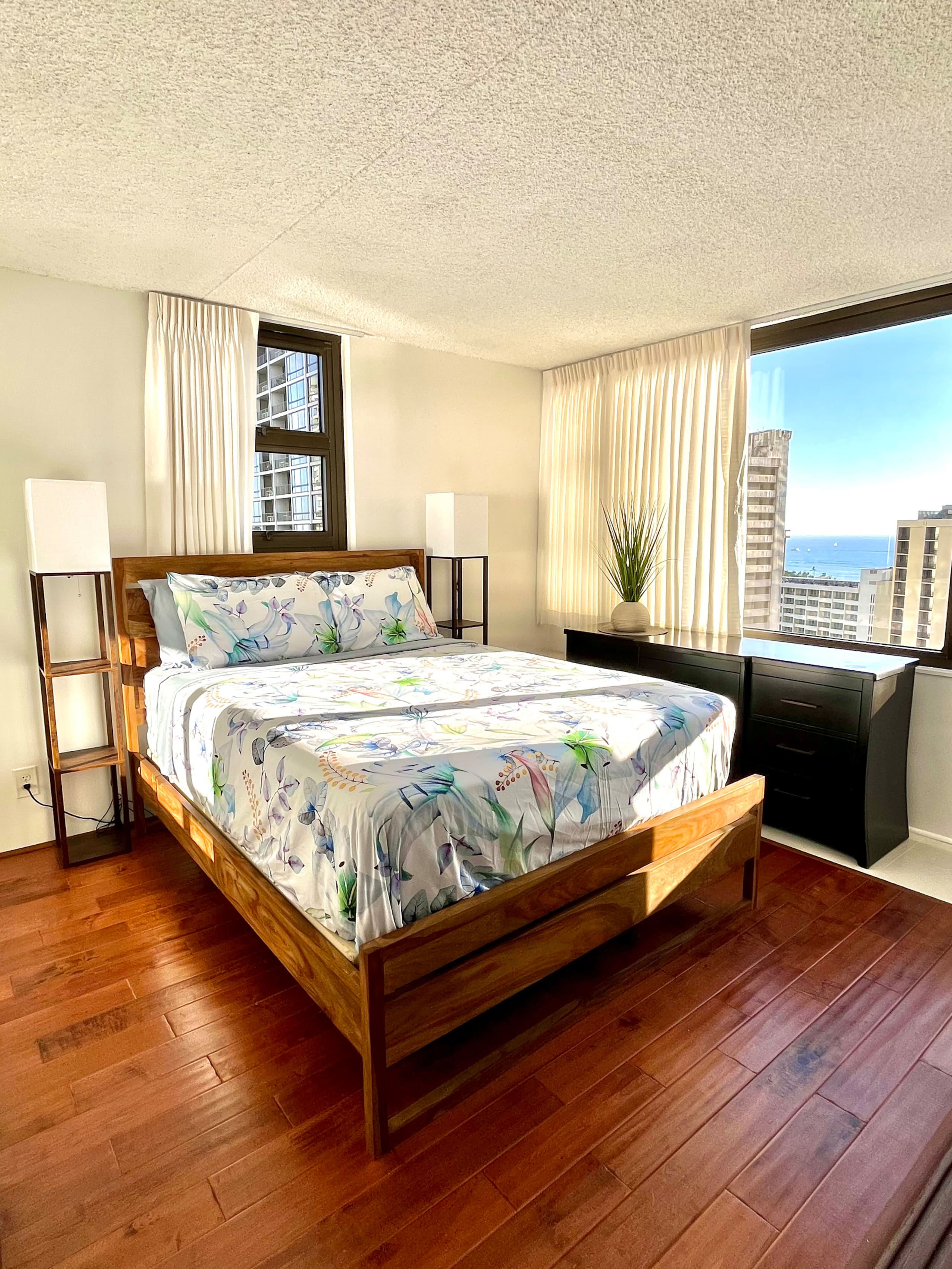 Corner Condo | Near Waikiki Beach | Free Parking - Image 20